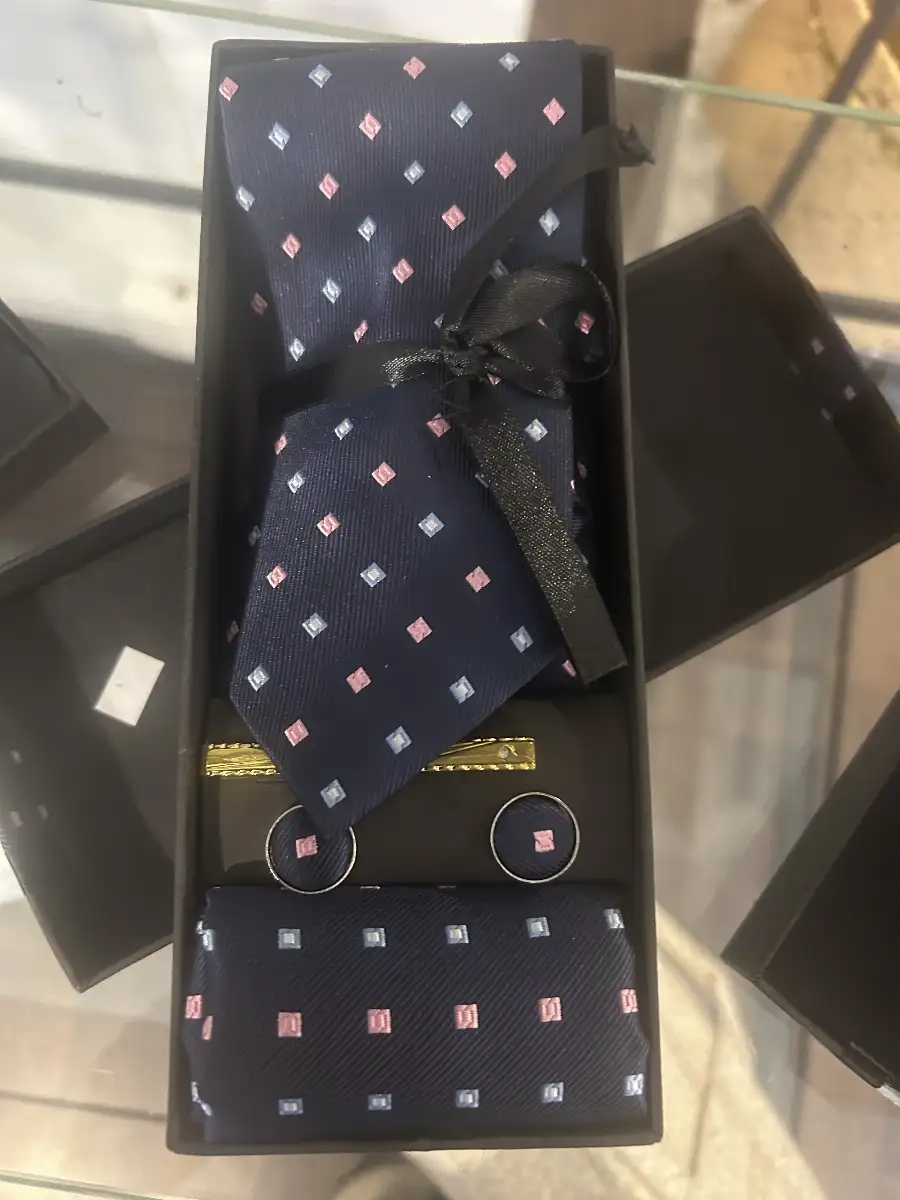 Coffret cravate /boutons manchettes /pince/pochette